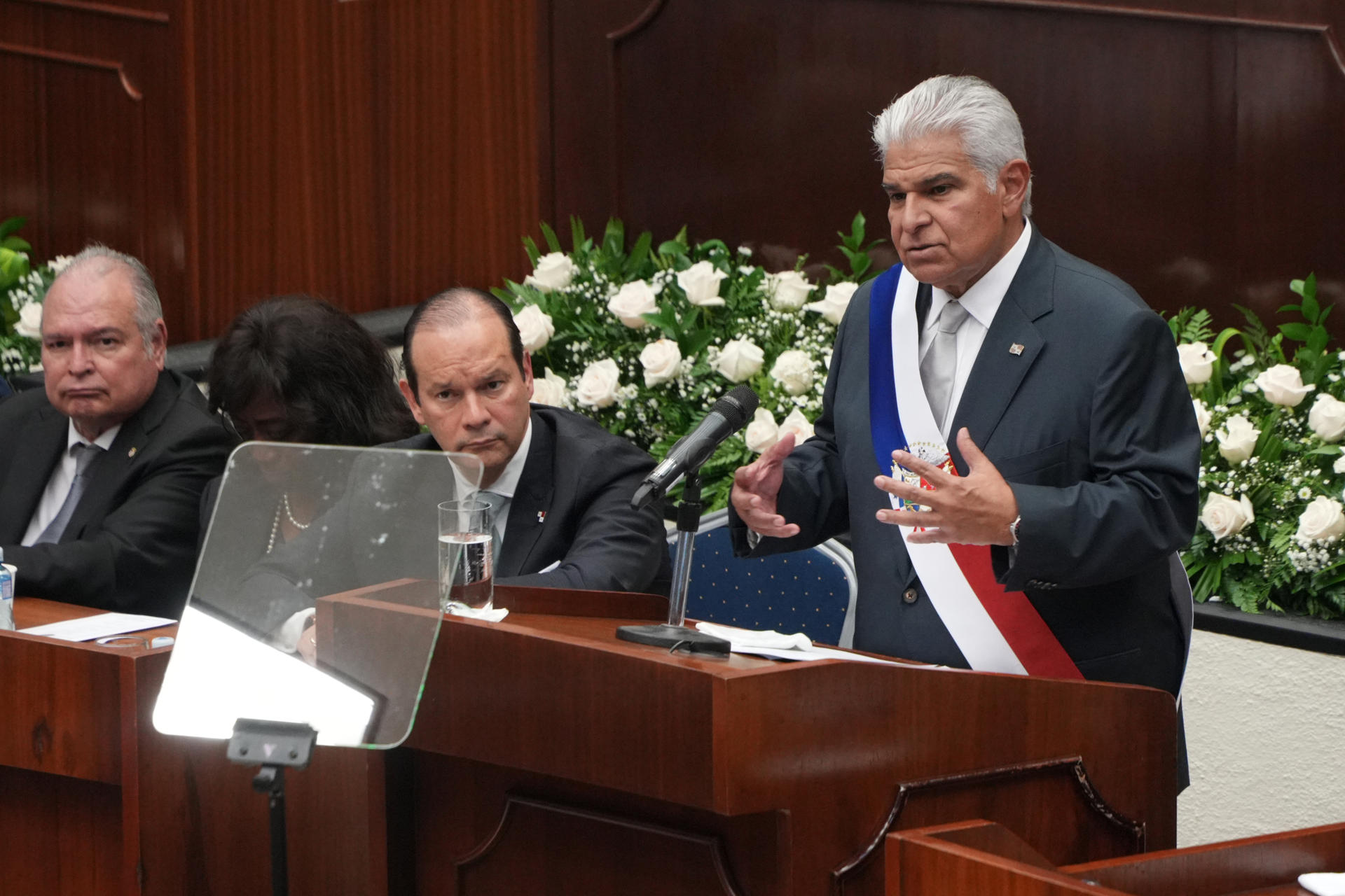 El presidente de Panamá dice que bajan las detenciones de barcos de su bandera en China