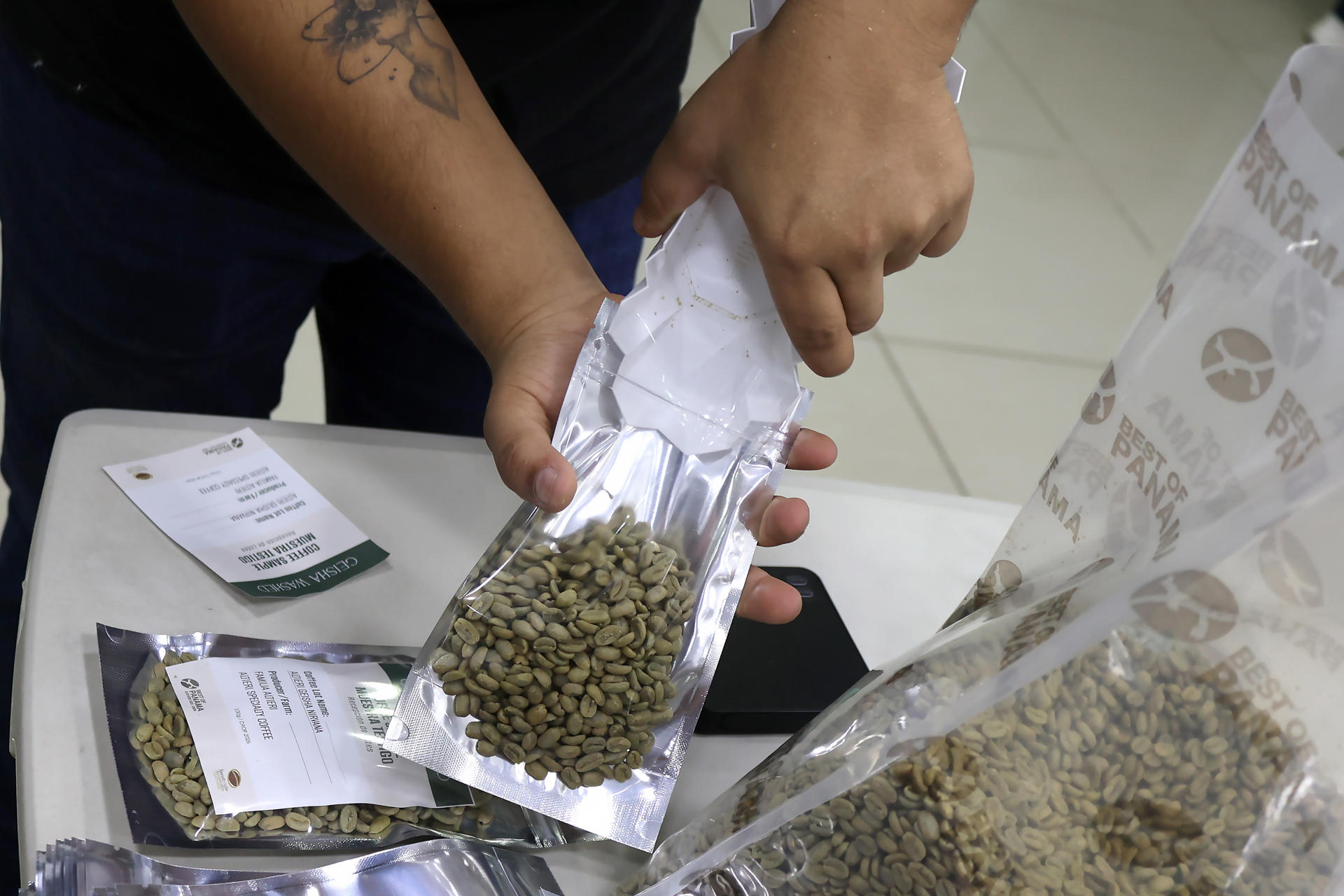 El clima golpea la producción en Panamá del café más caro del mundo, mas no su calidad