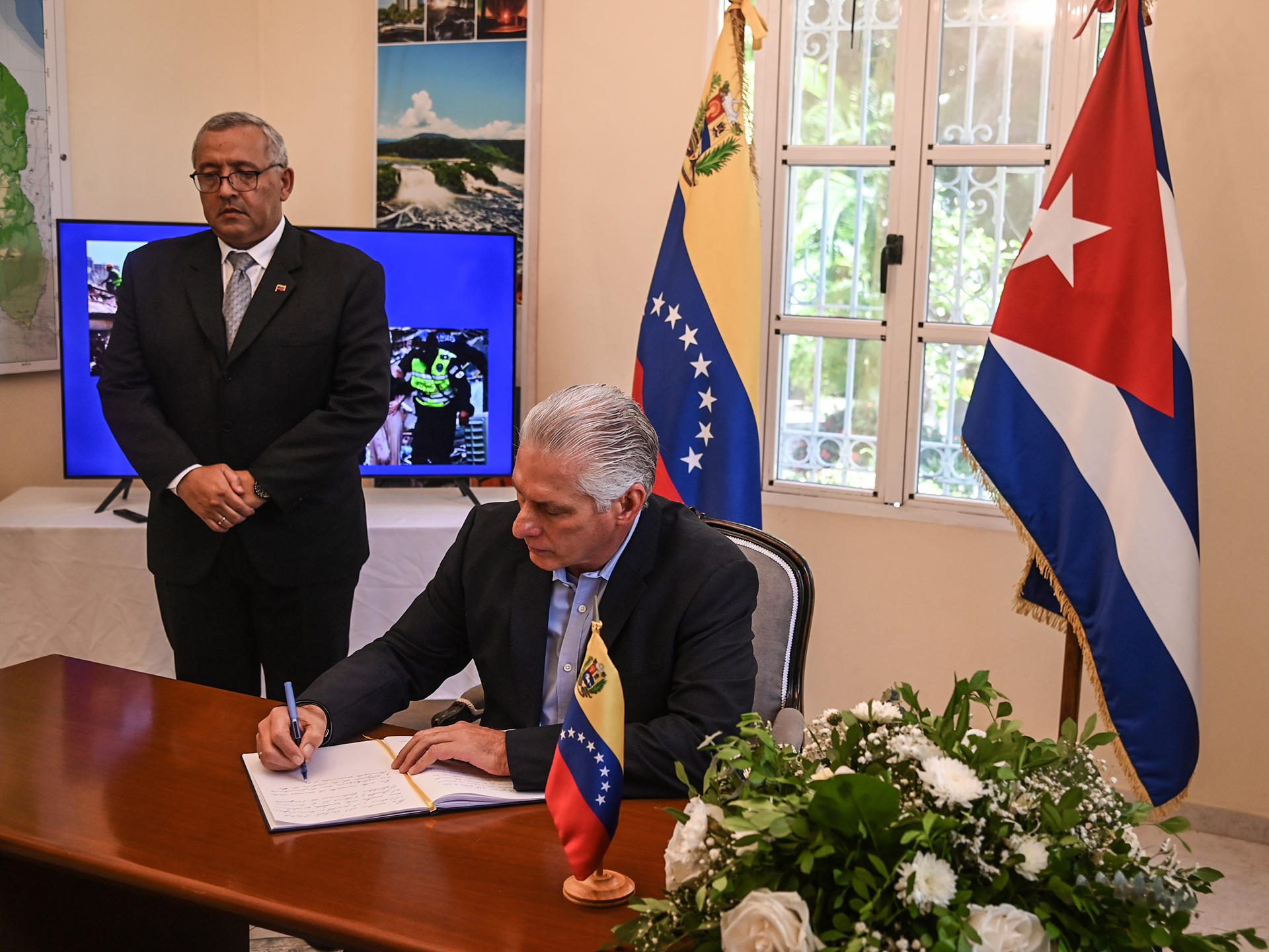 Díaz-Canel expresa condolencias en la embajada de Venezuela por las víctimas de los sismos
