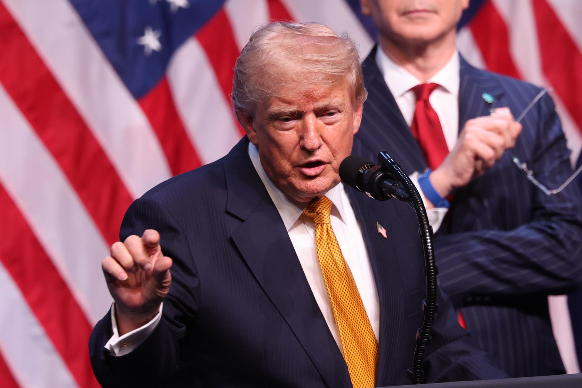Trump bromea con que él sería "el mayor comunista de la historia" junto con Lenin