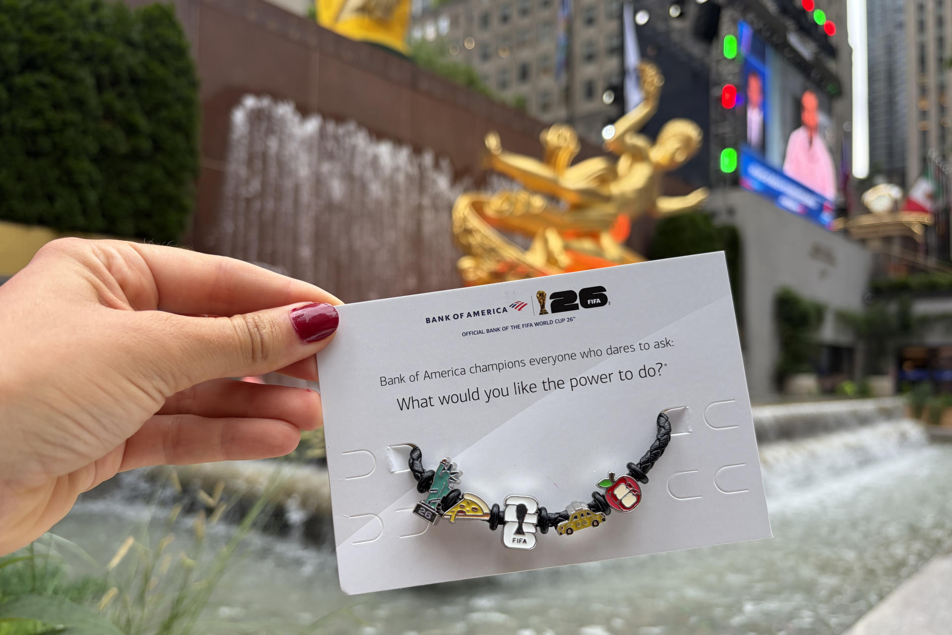 Furor por una pulsera del Mundial: Colas de doce horas y reventa por mil dólares