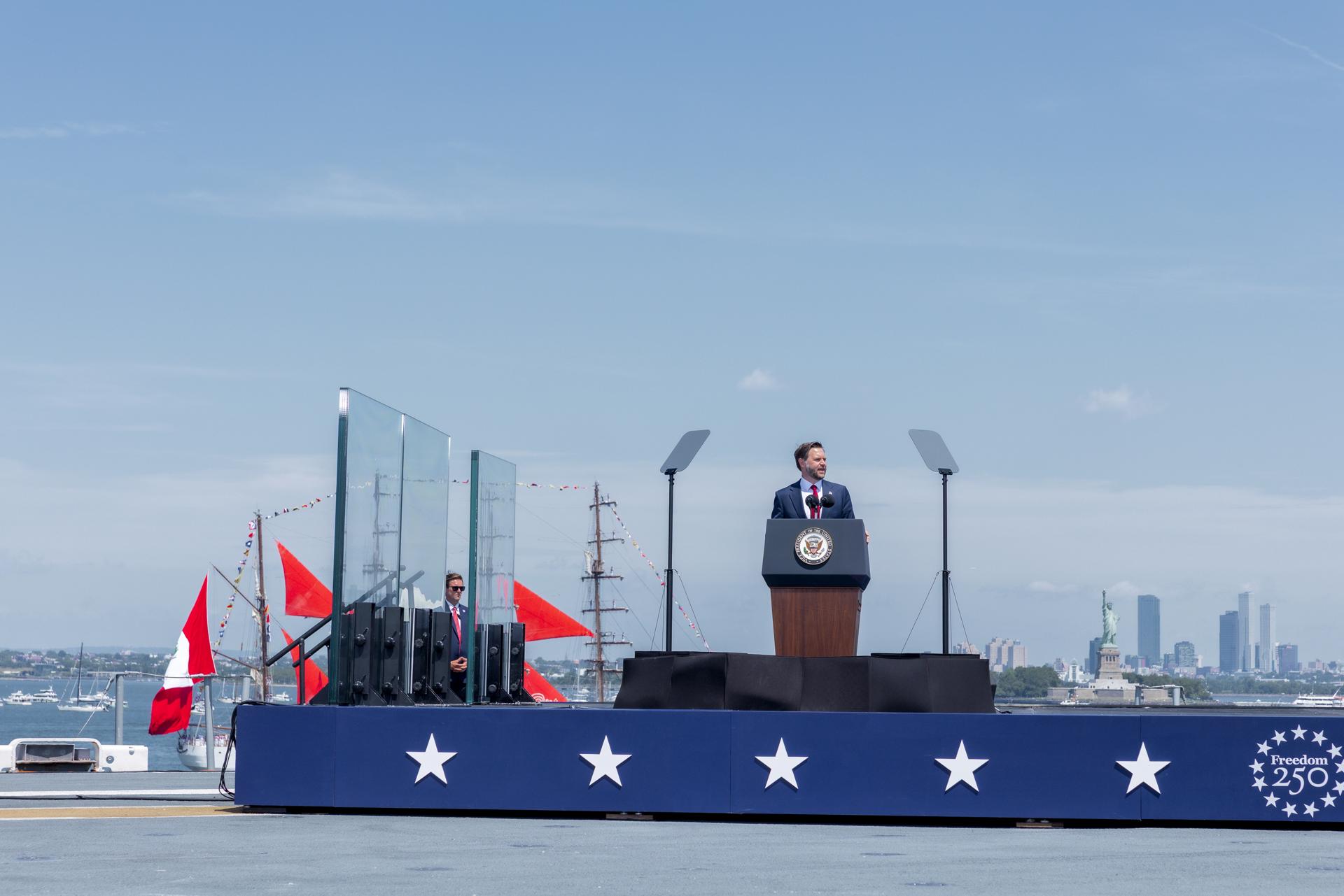 Nueva York celebra Independencia de EE UU con muestra de "poder" y desfile naval y aéreo