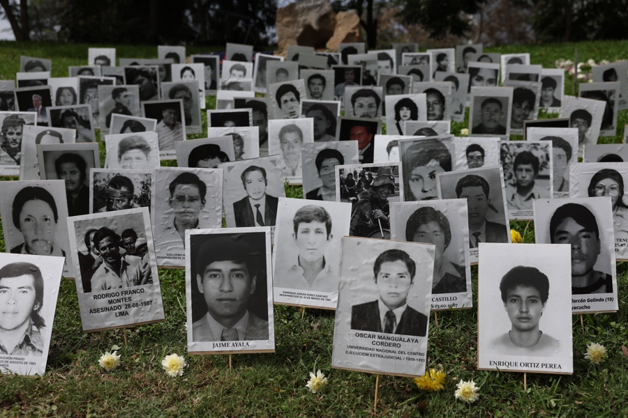Familias de víctimas de conflicto interno de Perú denuncian intentos de borrar la historia