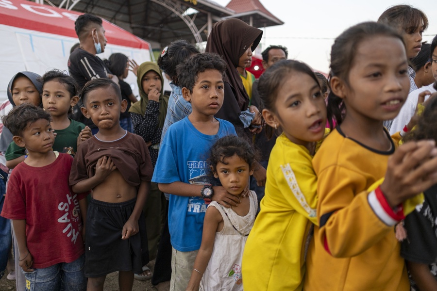 Más de 5,000 indonesios permanecen desplazados tras el fuerte terremoto de 7,7