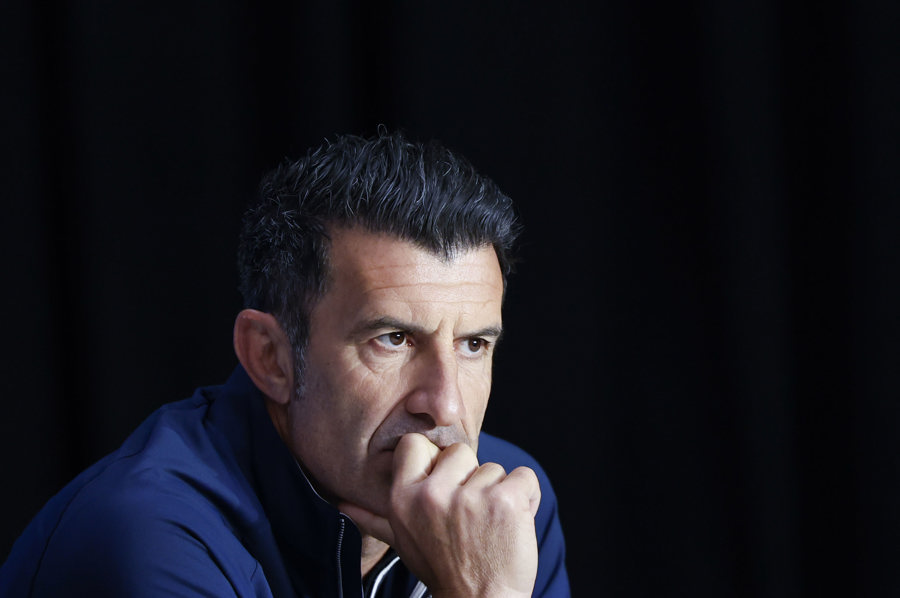 Figo pide la dimisión de Infantino: "Es el comportamiento más bajo y cobarde que he visto"