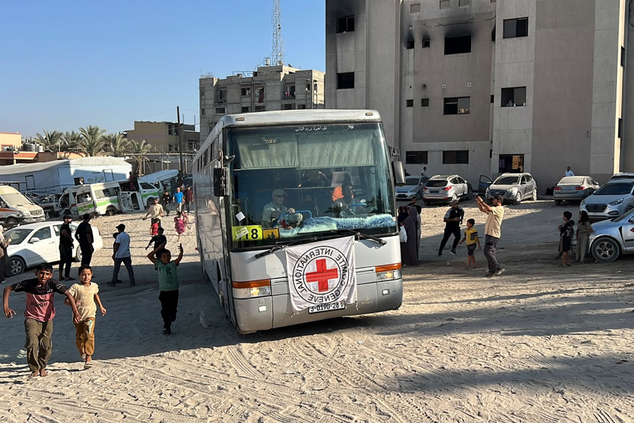 La Cruz Roja devuelve a Gaza 37 palestinos presos en Israel, 2,700 desde 2023