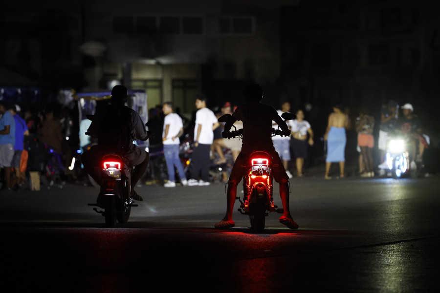 La mitad de Cuba se queda sin energía eléctrica tras caída parcial del sistema