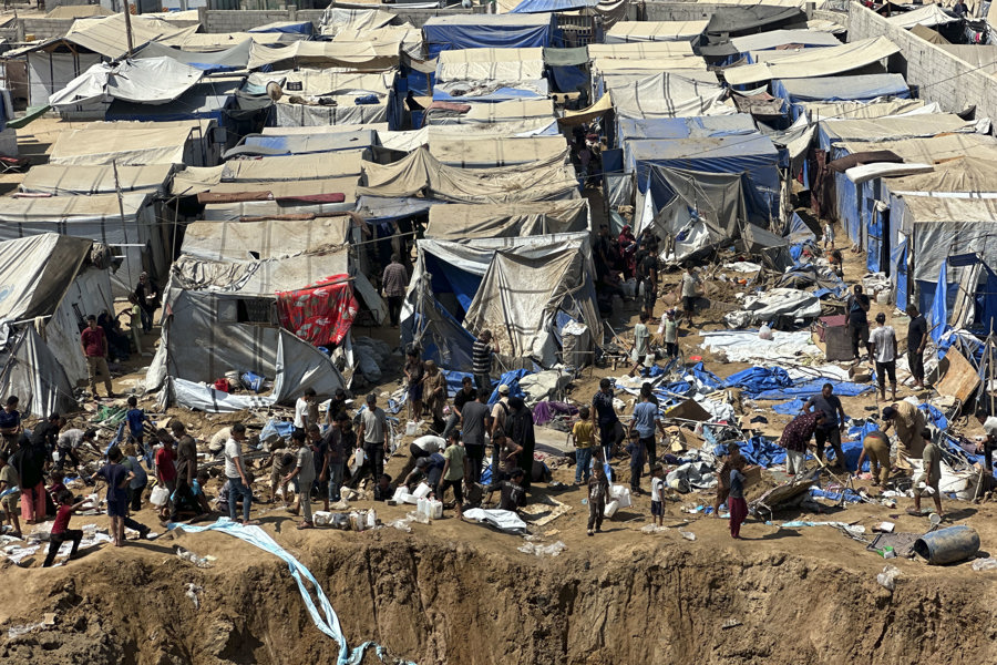 Israel sigue atacando Gaza y causa un cráter gigante tras bombardear un campamento