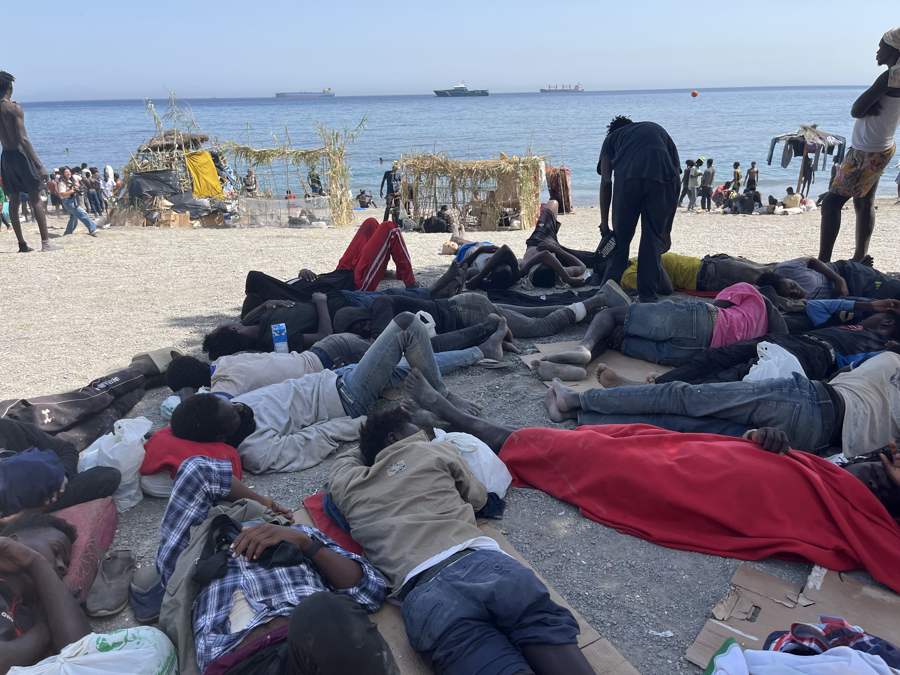 Playa del Trampolín de Ceuta, campamento improvisado donde 1,500 migrantes rehacen su vida