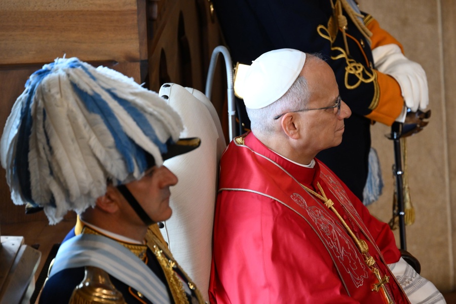 El papa alerta contra la idolatría política que se dice libre pero "es esclava del poder"