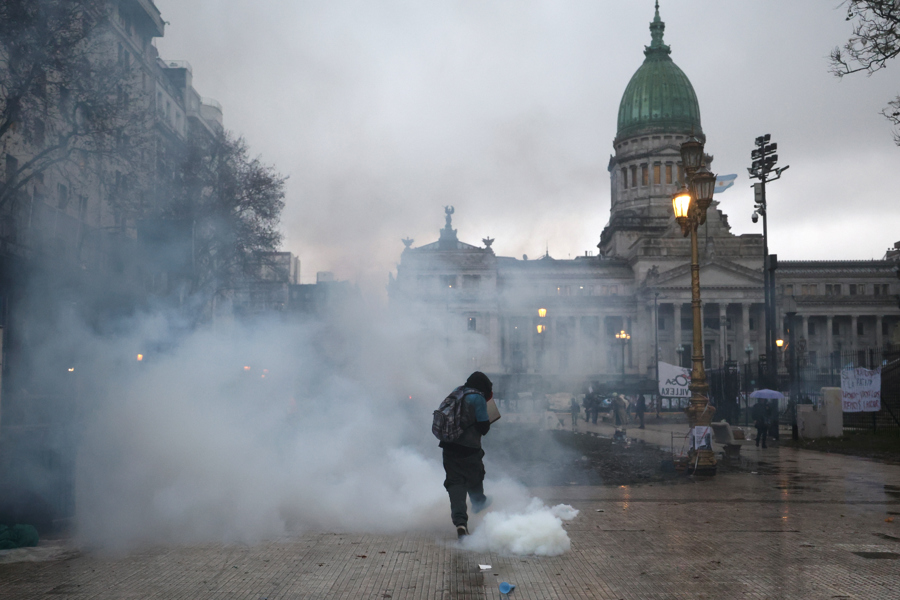 Fuerzas de seguridad disuelven protesta frente al Congreso contra proyecto de Milei
