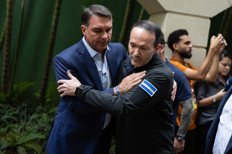 Bolsonaro dice que abrirá 500,000 cupos en las cárceles tras cita con ministro de Bukele