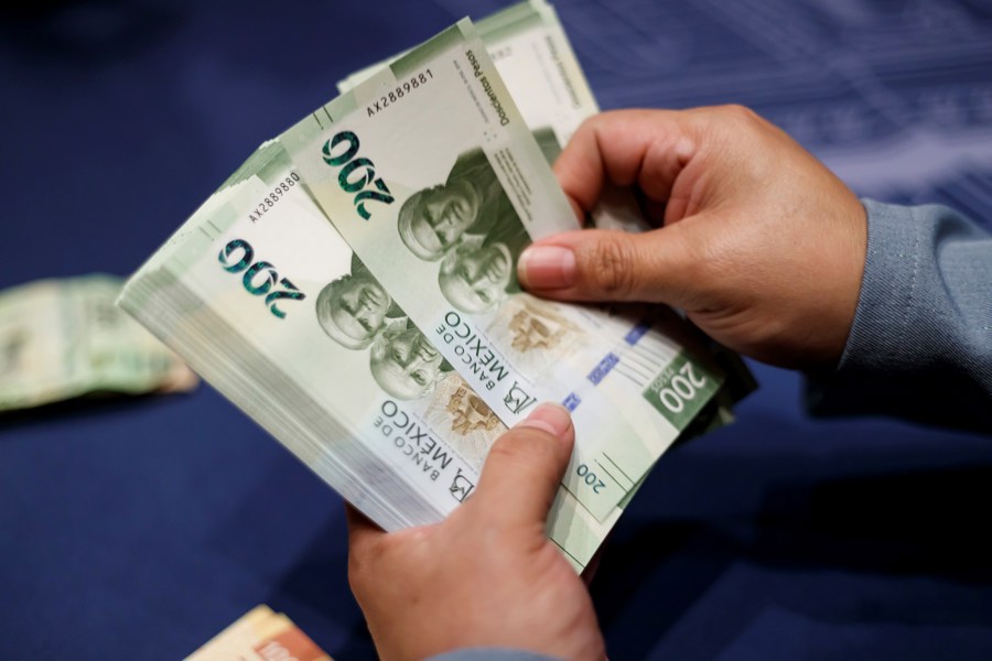 El peso mexicano rompe la barrera de las 17 unidades por dólar impulsado por 'carry trade"