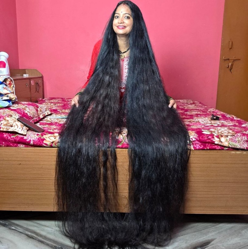 Una mujer india bate el récord Guinness de la melena más larga del mundo con casi 3 metros