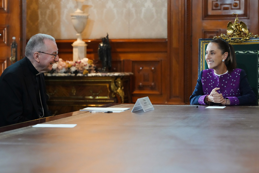 Sheinbaum habla con el canciller del Vaticano de la IA y de los llamados a la paz del papa