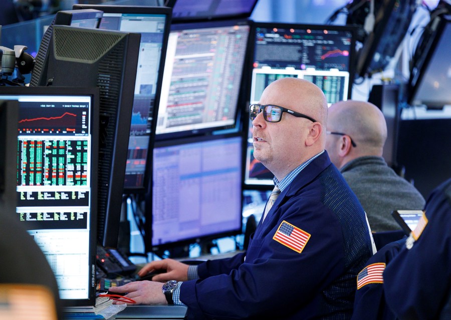 Wall Street cierra en rojo lastrada por datos de ventas minoristas y confianza en economía