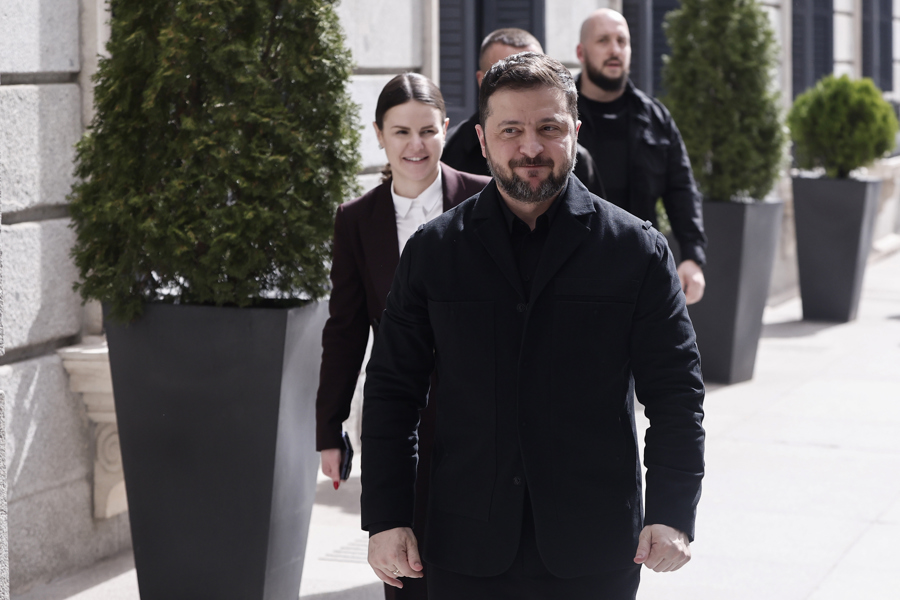 Zelenski sugiere que la reducción de la ayuda militar occidental busca presionar a Kiev