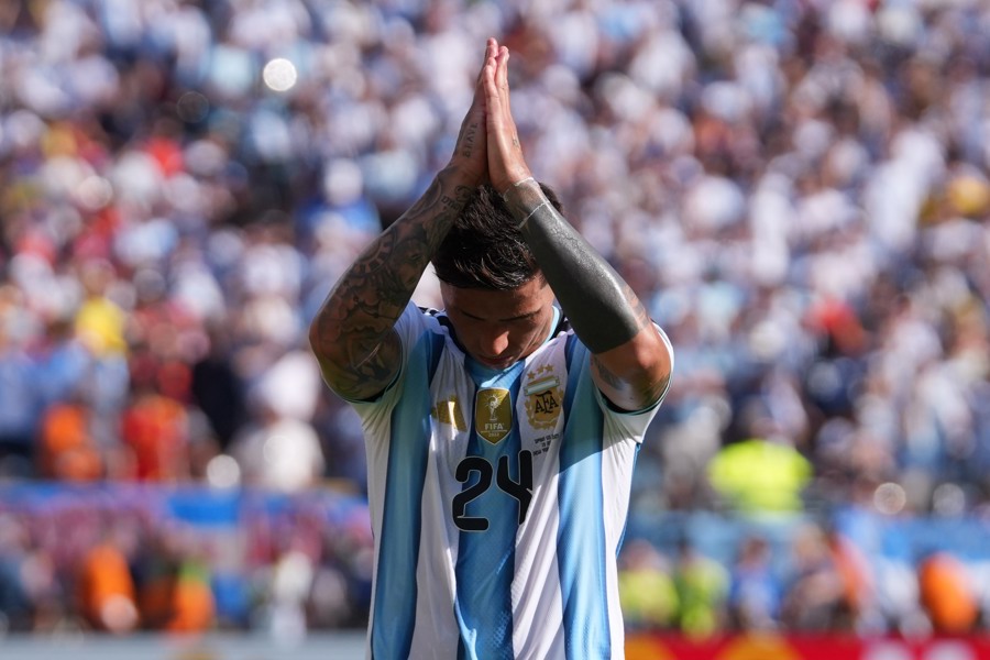 Enzo Fernández, entre los abucheos o una millonaria salida