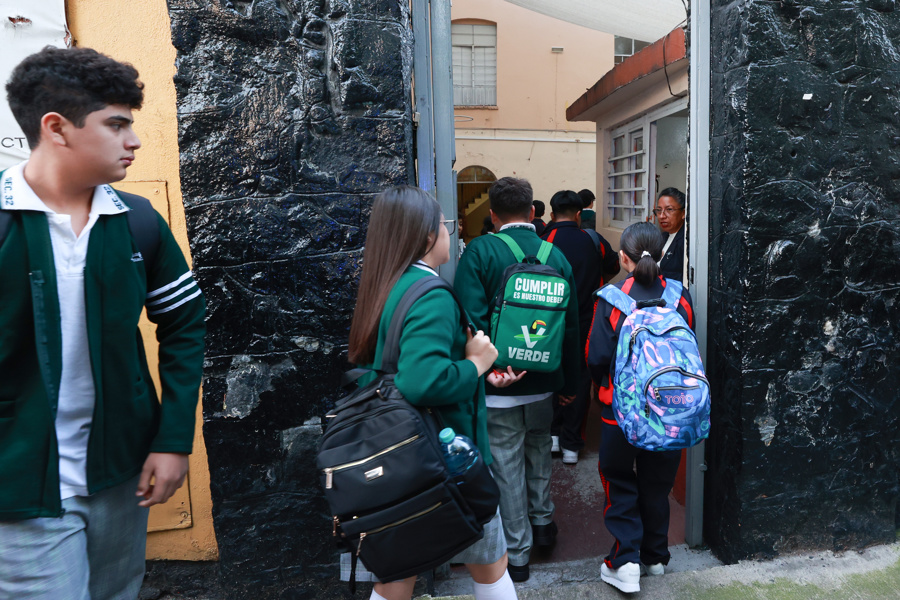 Entre la distracción y la seguridad, México debate uso de celulares en el regreso a clases