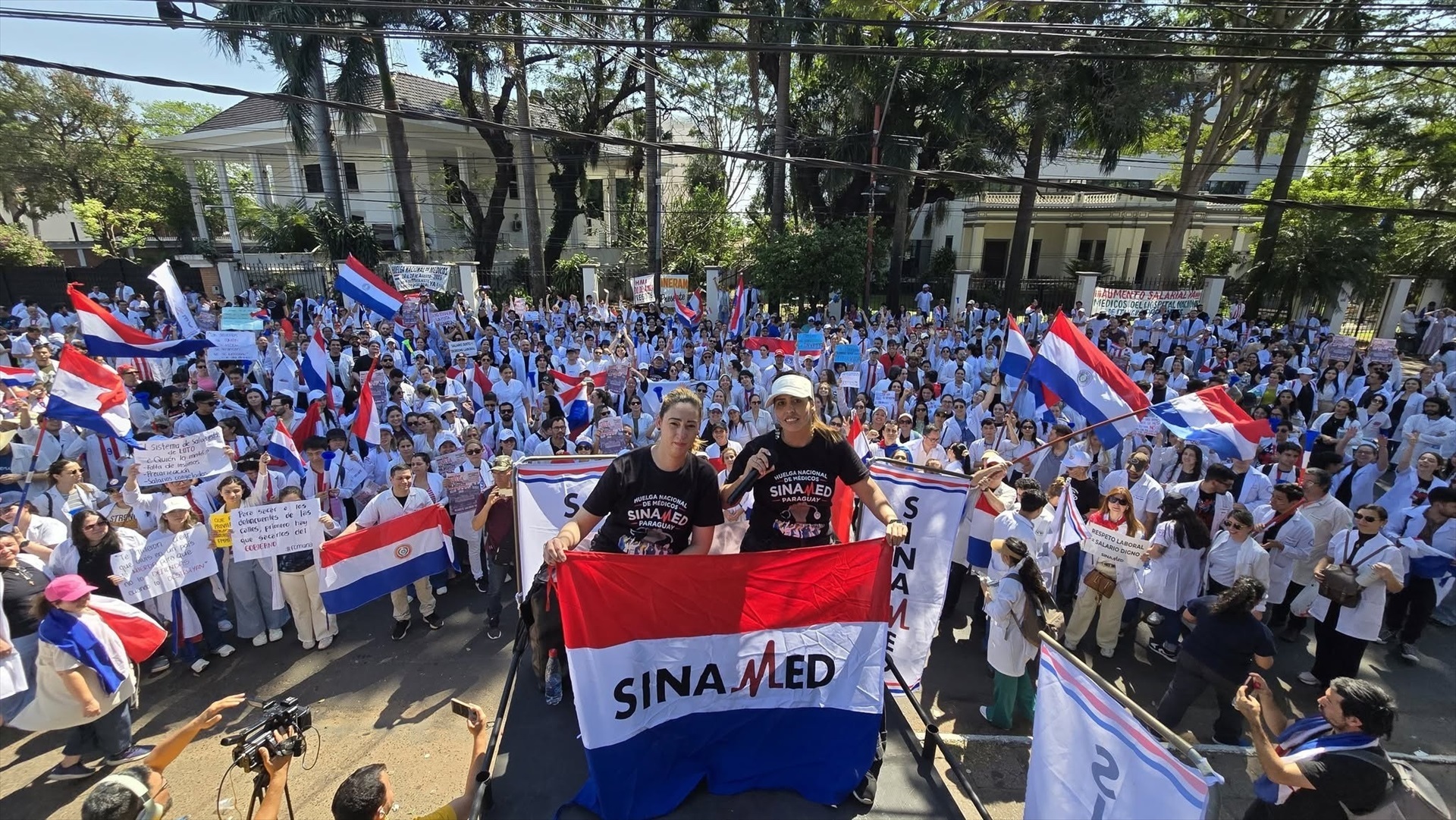 Más de 300 médicos presentan su renuncia en Paraguay en apoyo a la huelga sanitaria