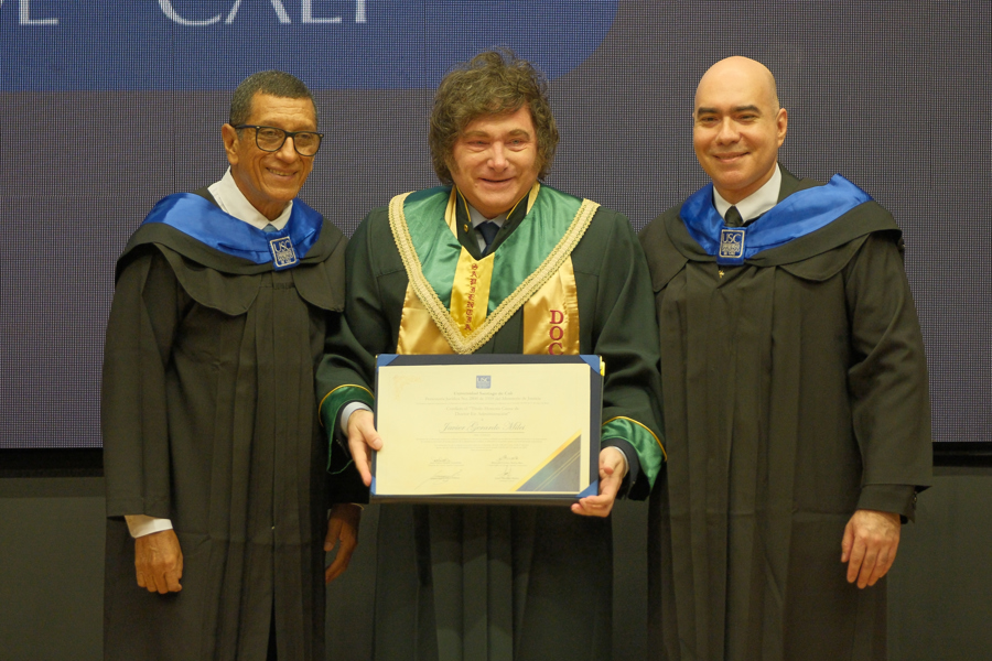 Milei recibe doctorado honoris causa en Administración de la Universidad Santiago de Cali
