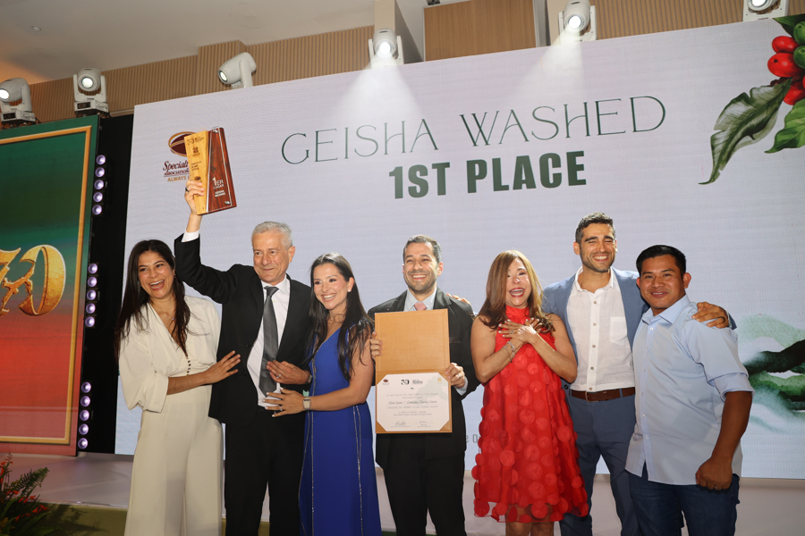 Un geisha lavado floral y dulce gana una competencia en Panamá e irá a una subasta mundial