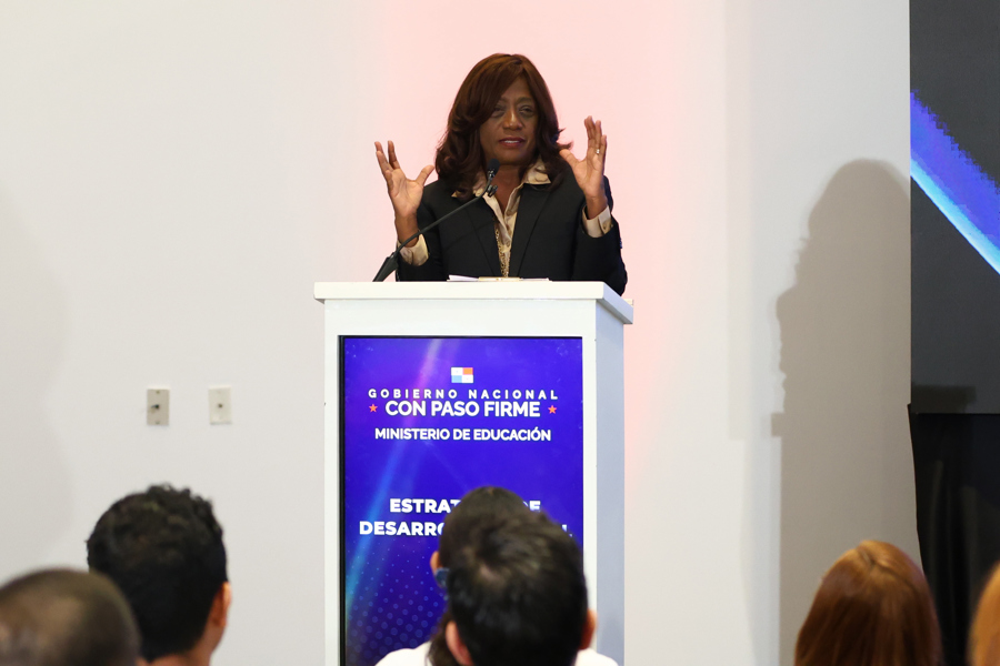 Panamá invierte 26,6 millones de dólares en 54.000 portátiles con IA para profesores