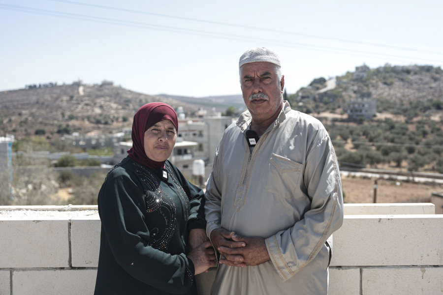 Colonos ocupan y expulsan a palestinos de sus casas, los soldados israelíes lo permiten
