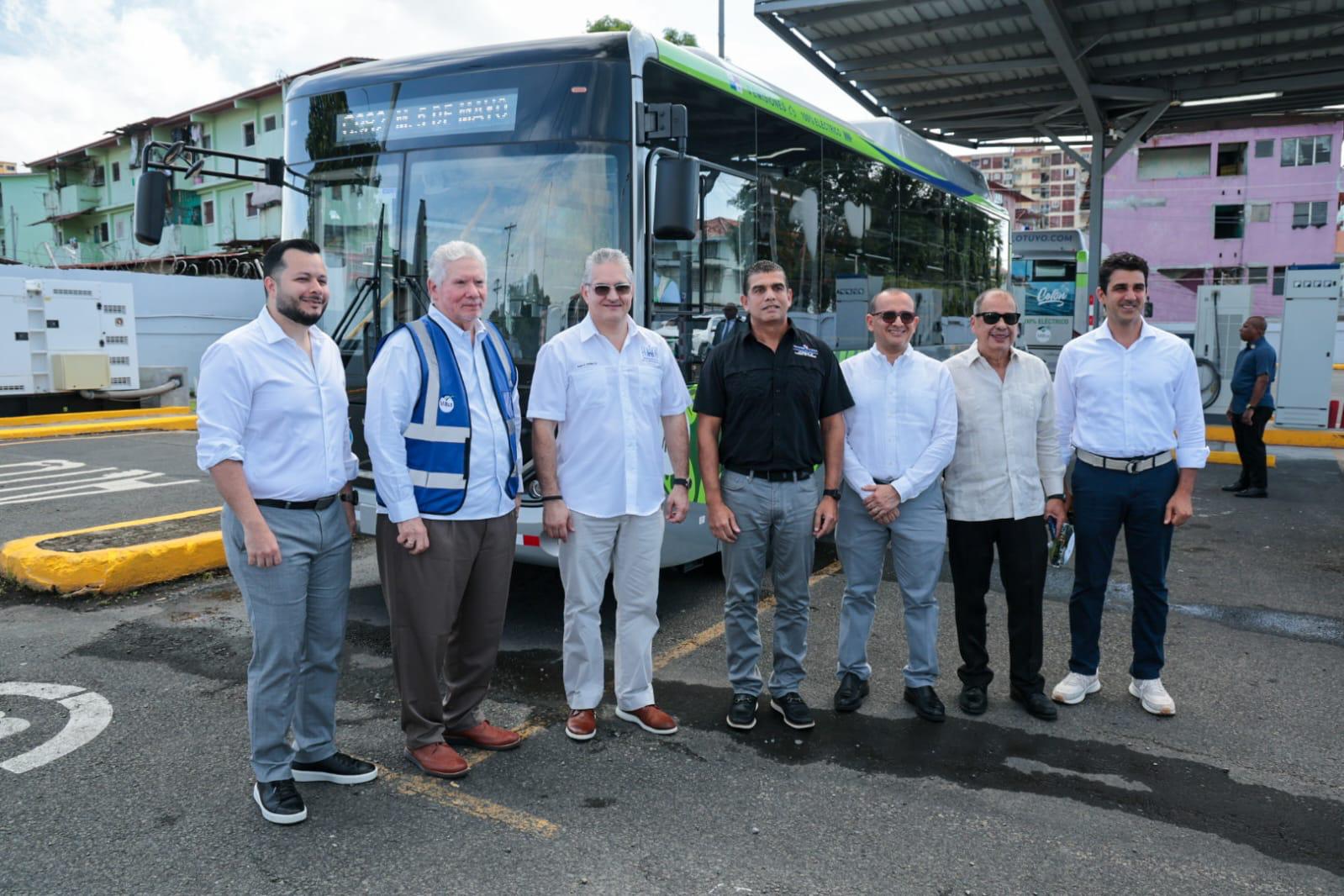 Ministro Orillac realiza recorrido inaugural de nueva ruta de Metrobus con unidades 100% eléctricas