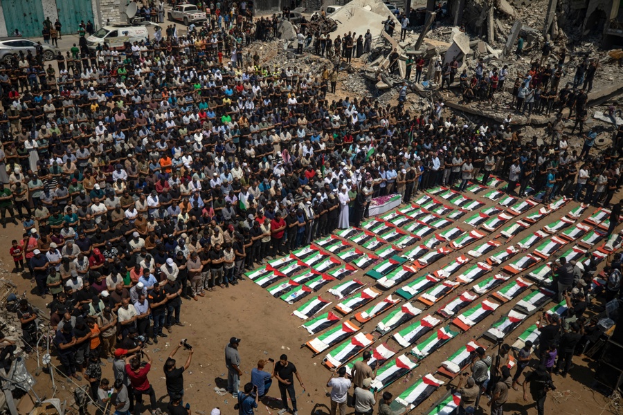 Gaza entierra a 112 parientes, el mayor funeral de una misma familia en la Franja