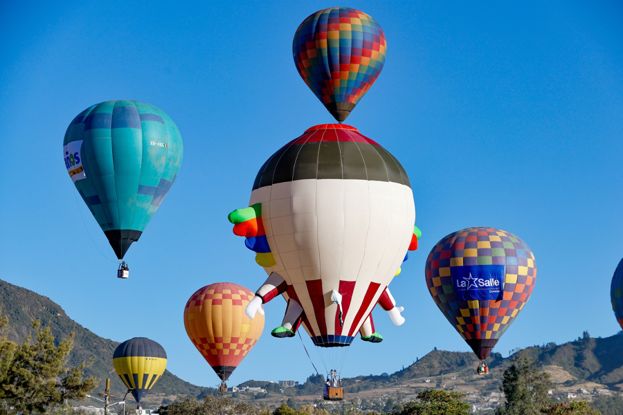 Globos aerostáticos, gastronomía y música en festival de la Mitad del Mundo en Ecuador