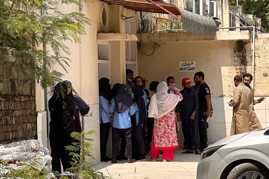Padres denuncian puertas cerradas y sin personal en incendio que mató 14 bebés en Pakistán