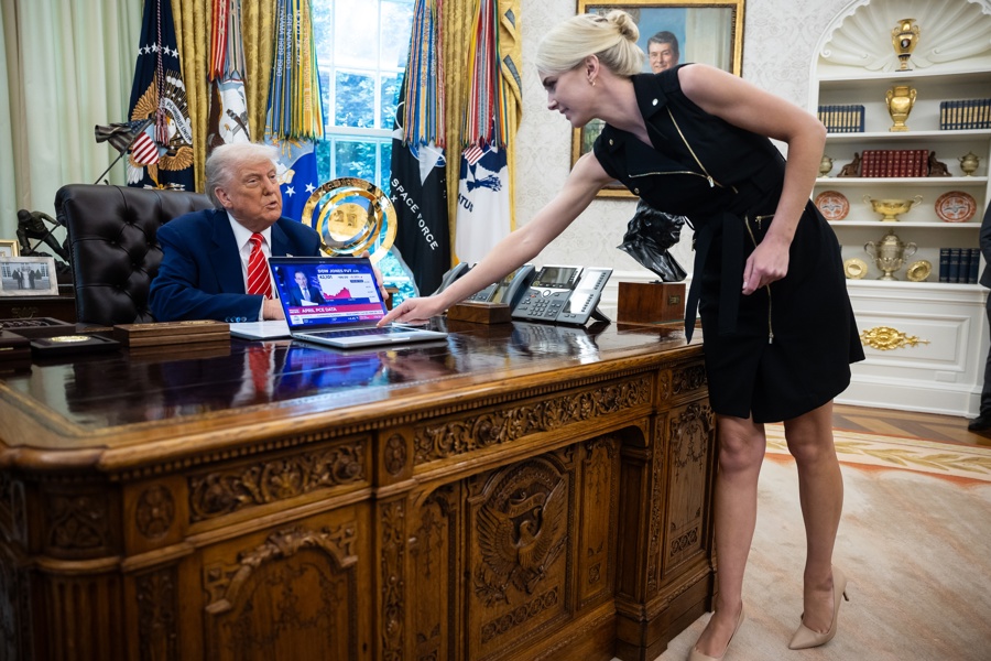 La asesora "más cercana" a Trump trabajó con él un año sin permiso de seguridad, dice MS Now