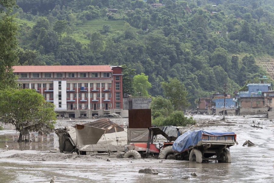 China eleva a 558 desaparecidos por riada en frontera nepalí, entre ellos 260 extranjeros