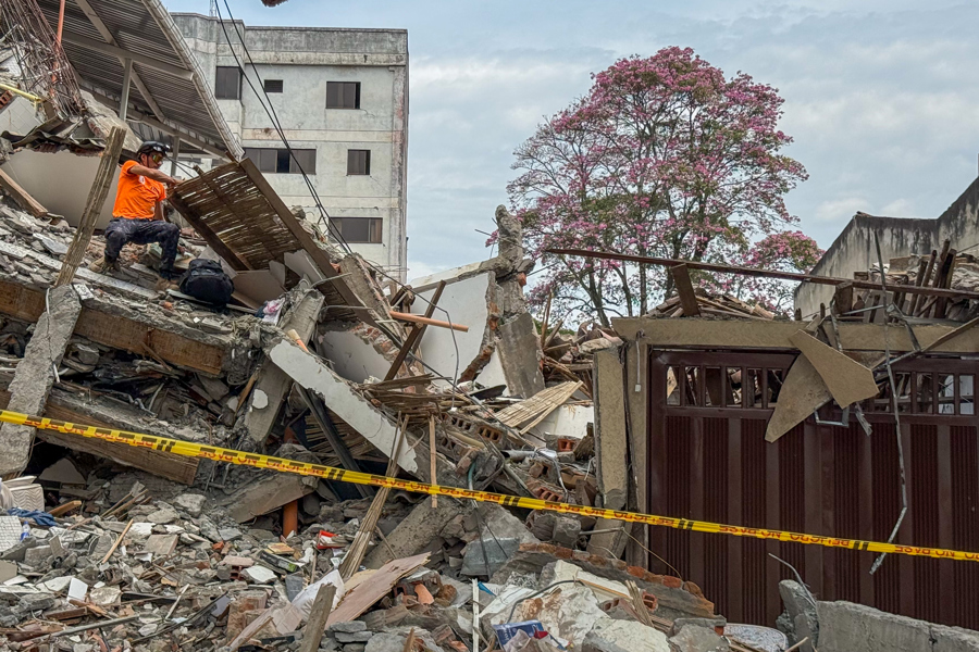 Las trillizas Saavedra y sus padres, una familia de Cali desintegrada por el terremoto