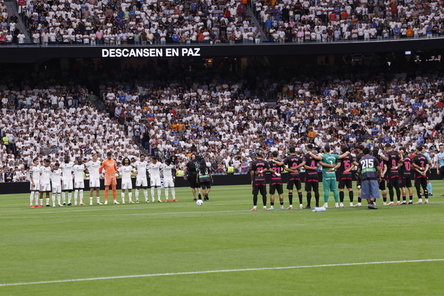 Minuto de silencio en el Bernabéu por los fallecidos en la riada entre Nepal y el Tíbet