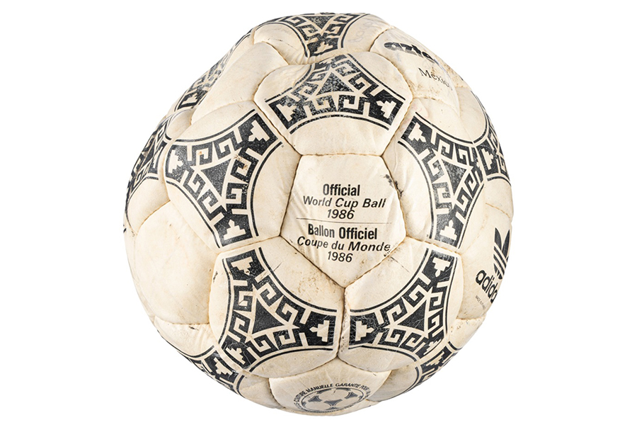El balón de la "Mano de Dios" de Maradona se subasta por más de 3 millones de dólares