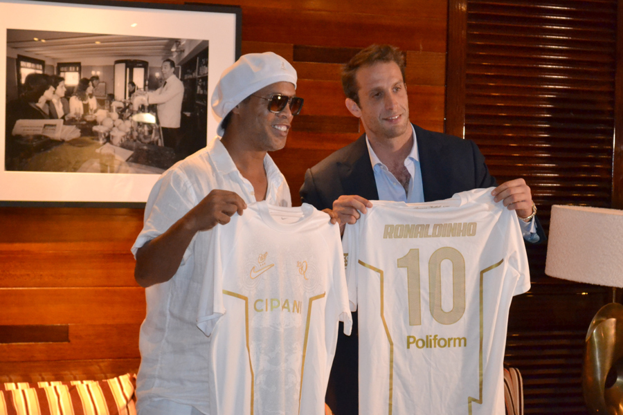 Ronaldinho aterriza en Italia para su presentación como nuevo jugador del Ravenna