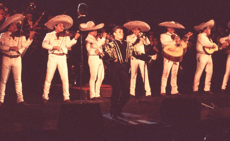 Un filme muestra imágenes inéditas del archivo de Juan Gabriel tras 10 años de su muerte