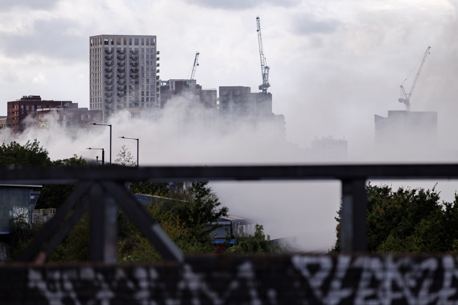 Bomberos atienden un gran incendio en una planta de residuos cerca del estadio de Wembley