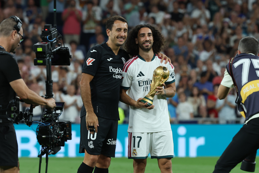 Cucurella y Oyarzabal: dos camisetas, una estrella y el homenaje del Bernabéu