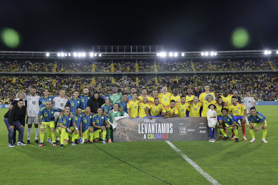Leyendas del fútbol colombiano emocionan a Bogotá en juego por las víctimas del terremoto