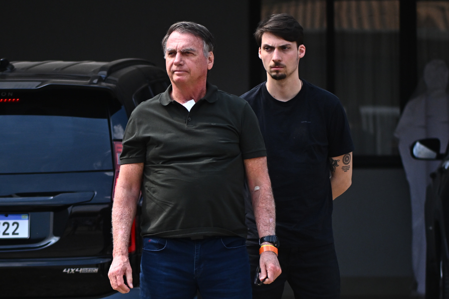 En el nombre del padre: los Bolsonaro, candidatos a todo en las elecciones brasileñas