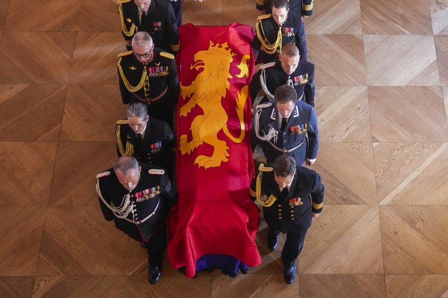 El féretro de Harald V llega a la capilla del Palacio, que el martes se abrirá al público