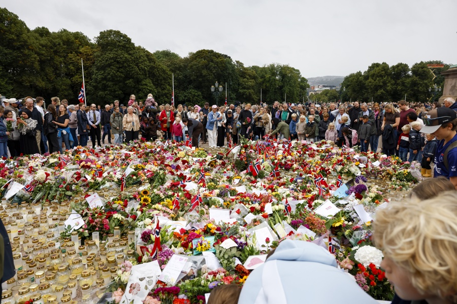Un océano de flores para despedir a Harald V en una procesión espontánea que no cesa