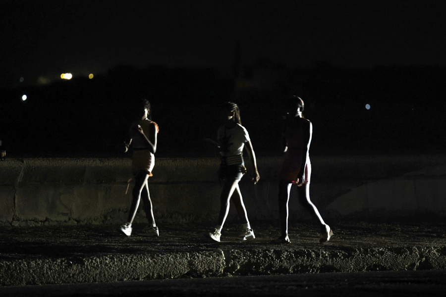 Apagones en Cuba: "Sin luz, sin agua, sin gas... todo está mal" por la crisis energética