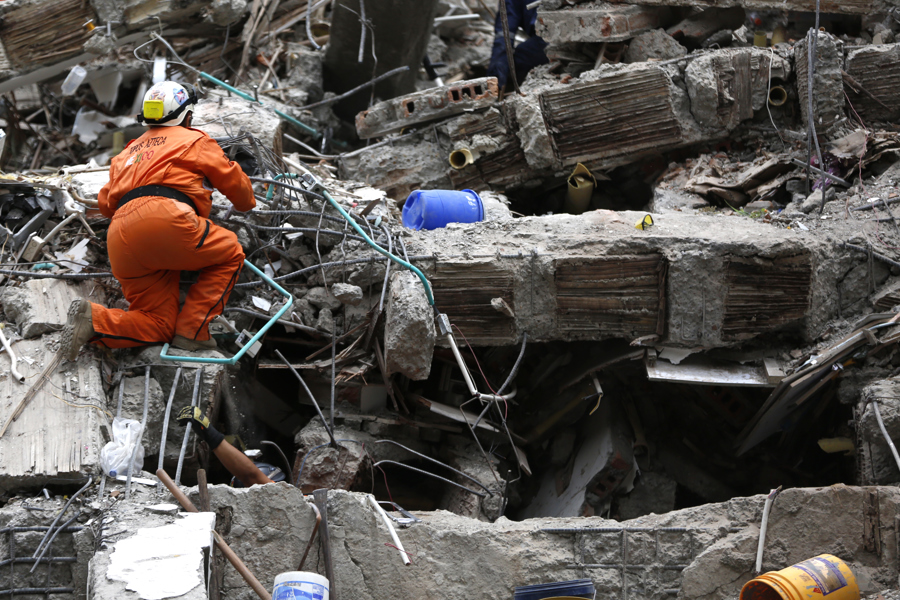 Pasadas 72 horas desde el terremoto en Colombia, la "ventana de vida" se hace más estrecha
