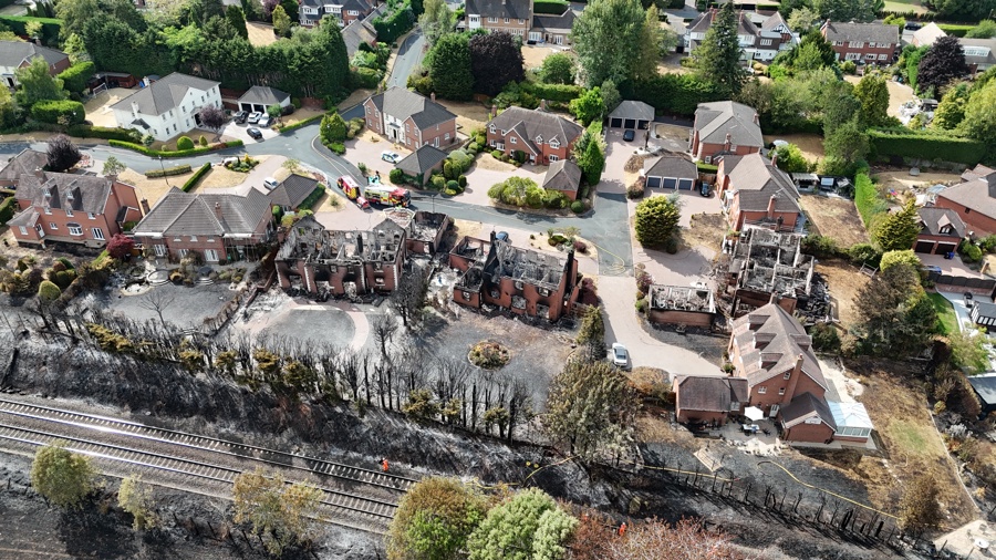 Un incendio cerca de Birmingham calcina 19 edificios y manda a 20 personas al hospital