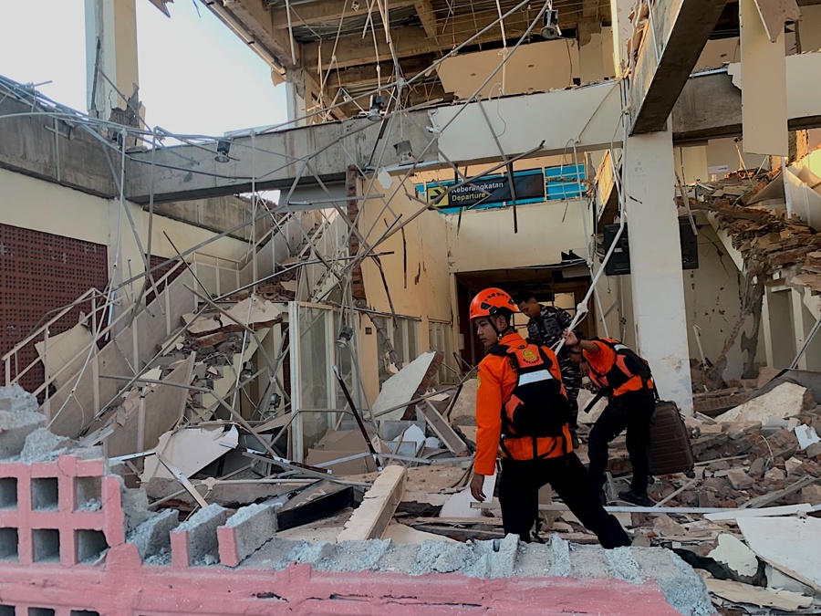 Dos muertos y un herido por un terremoto de 7,7 en la costa de Indonesia