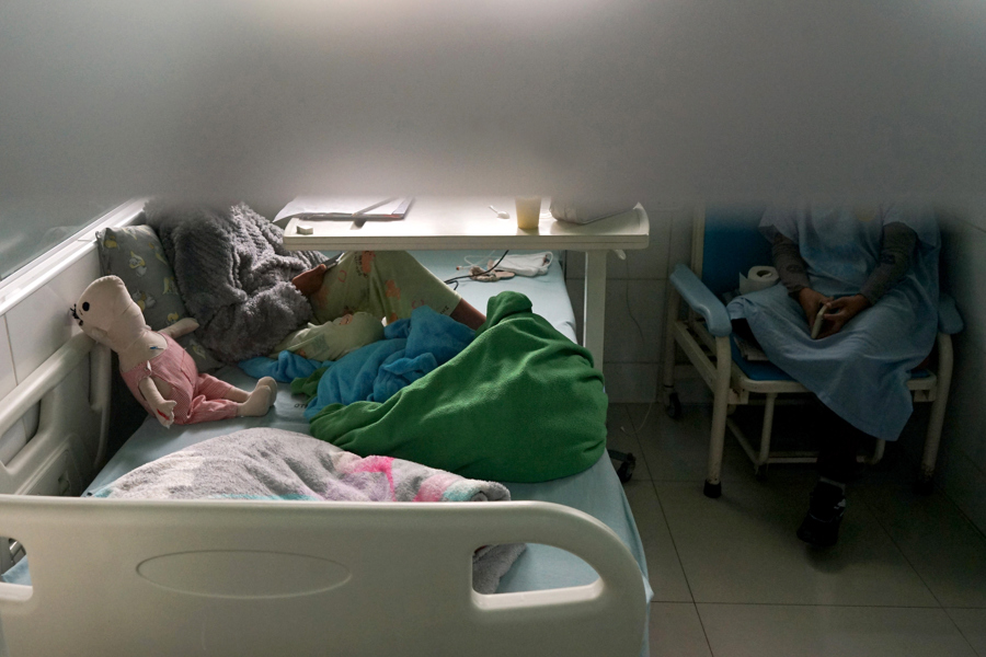 Roberto, el amigo de tela que acompaña a los niños bolivianos con cáncer en su tratamiento